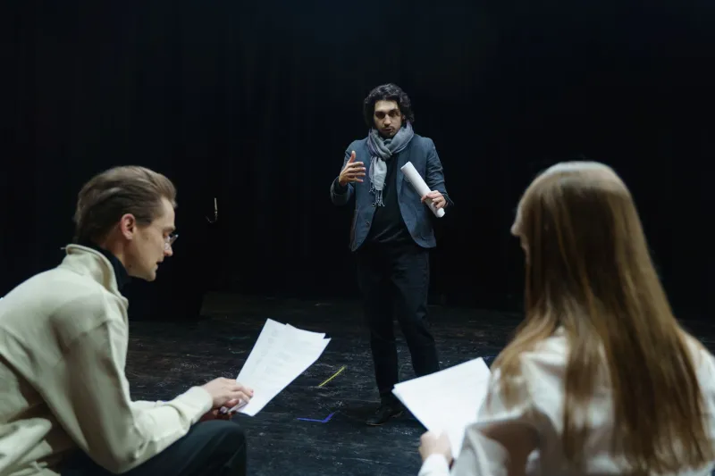 Voci nuove sul palcoscenico: i giovani drammaturghi bresciani che stanno riscrivendo la scena locale
